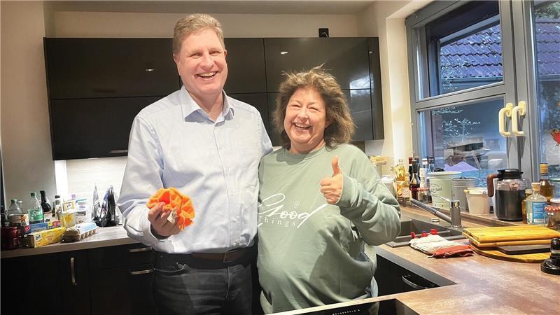 Gerechte Arbeitsteilung bei Carsten und Britta Brokelmann: Sie kocht, er putzt und räumt die Küche auf.