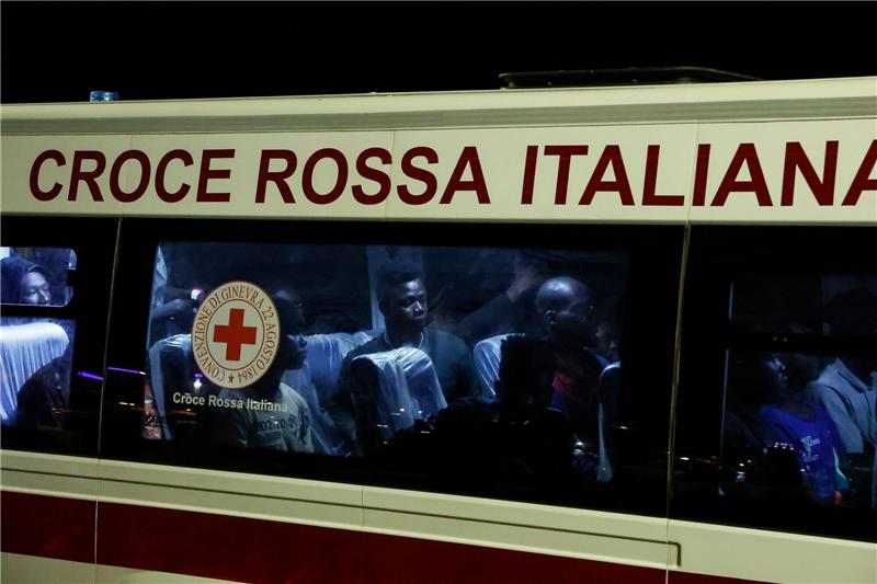 Italiens Kabinett berät zu Migrationskrise auf Lampedusa Gerettete Menschen sitzen in einem Bus, nachdem sie auf Lampedusa von einem Boot gestiegen sind.