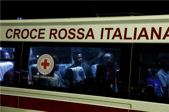 Gerettete Menschen sitzen in einem Bus, nachdem sie auf Lampedusa von einem Boot gestiegen sind.