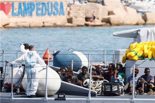 Gerettete Migranten im Hafen der italienischen Insel Lampedusa. Die Ankunft Tausender Bootsmigranten in kurzer Zeit hat die Insel an ihre Grenzen gebracht.
