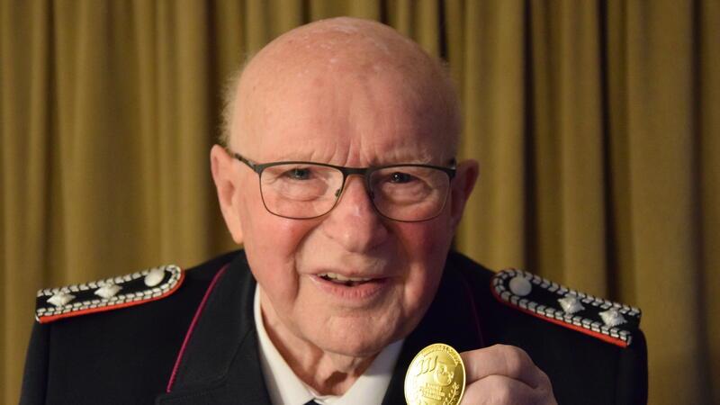 Gerhard Bösch (94) zeigt das Abzeichen des Landesfeuerwehrverbandes Niedersachsen für 75 Jahre Mitgliedschaft in der Freiwilligen Feuerwehr Immenbeck.
