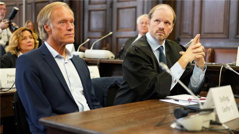 Promi-Prozess um Entführung der Block-Kinder Gerhard Delling, gekleidet im dunklen Anzug ohne Krawatte, setzte sich gleich nach Betreten des Gerichtssaals neben seinen Anwalt.
