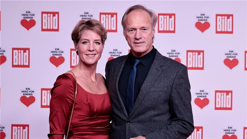 Prozess gegen Christina Block wegen Kindesentführung startet Gerhard Delling und Christina Block kommen zur Spendengala "Ein Herz für Kinder" auf dem Roten Teppich an.