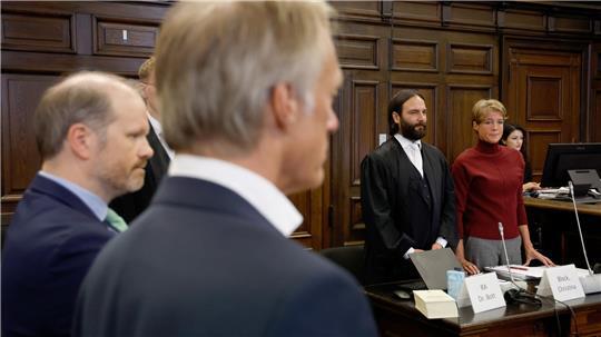 Promi-Prozess um Entführung der Block-Kinder: Streit um Handydaten Gerhard Delling (vorne 2.v.l), ehemaliger Fernsehmoderator und Sportjournalist, und Anwalt David Rieks (l), Verteidiger von Delling, Christina Block (r), deutsche Gastronomin und Unternehmerin, und Anwalt Ingo Bott (2.v.r), Verteidiger von Block, stehen während des Prozesses wegen mutmaßlicher Kindesentführung im Gerichtssaal im Landgericht Hamburg.