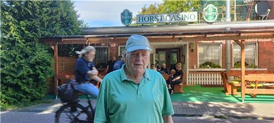 Gerhard Dinter vor der Gaststätte Horst Casino, wo der NiK Veranstaltungen wie den Quizabend organisiert. Foto: Bisping