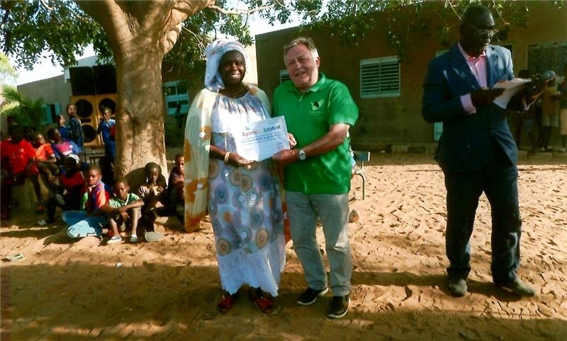 Schulen im Senegal feiern die Hilfe aus Hammah Gerhard Dodenhoff beim offiziellen Festakt in der Schule Koor Jokkel Faye in Nianing, die sich über einen neuen Computerraum freut.