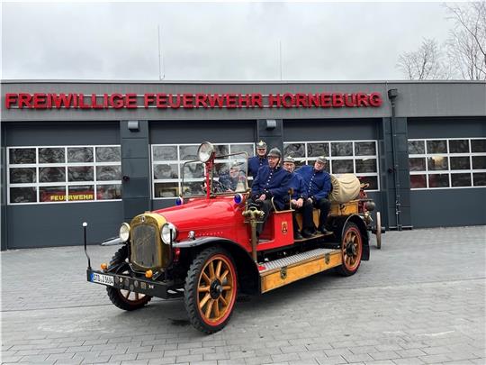 Gerhard Klintworth gibt Gas, gemeinsam rücken Harald Krupski, Heinrich Hartmann, Johann Gerkens und Wilfried Runge (von links) mit dem Old timer „Max“ von 1923 der Ortsfeuerwehr Horneburg noch einmal für den Fotografen aus. Fotos: Vasel (3)