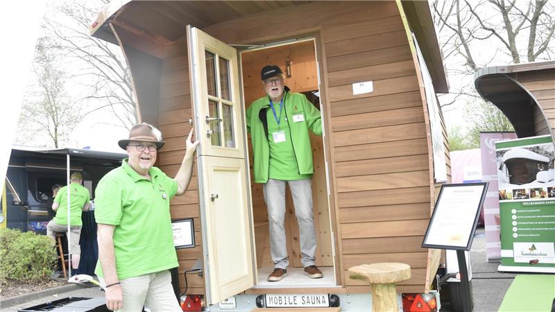 Gerhard Naujoks (links) und Peter Herrmann zeigen mobile Freizeithäuser und Saunen.