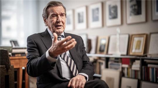 Gerhard Schröder fühlt sich weiterhin heimisch in der SPD, der er seit 61 Jahren angehört.