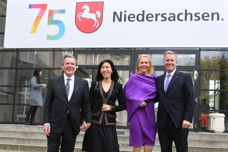 Gerhard Schröder (von links), Alt-Bundeskanzler, und seine Frau So-yeon Schröder-Kim, Christian Wulff, ehemaliger Bundespräsident, und seine Frau Bettina Wulff stehen beim Festakt im Congress Centrum Hannover. Foto: Julian Stratenschulte/dpa