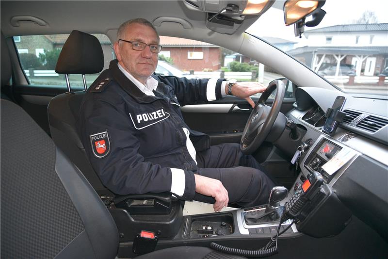 Gerhard Seba im Streifenwagen. Ende vergangenen Jahres war er nach Jahrzehnten im Polizeidienst in den Ruhestand gegangen. Foto: Beneke
