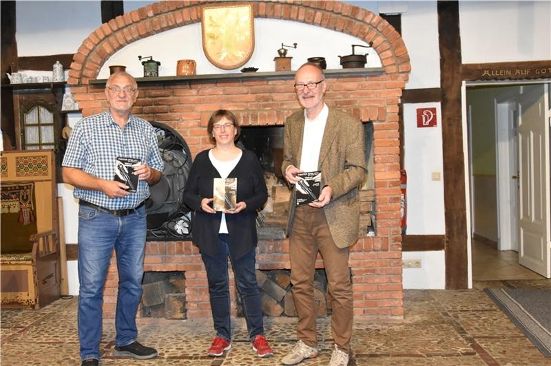 Spannenden Krimi im Kutenholzer Heimathaus erleben Gerhard Seba vom Heimat- und Kulturkreis freut sich mit Isa Steffen und Thomas G. Willberger (von links) von der Regie auf die Vorstellung am 2. Oktober. Foto: Felsch