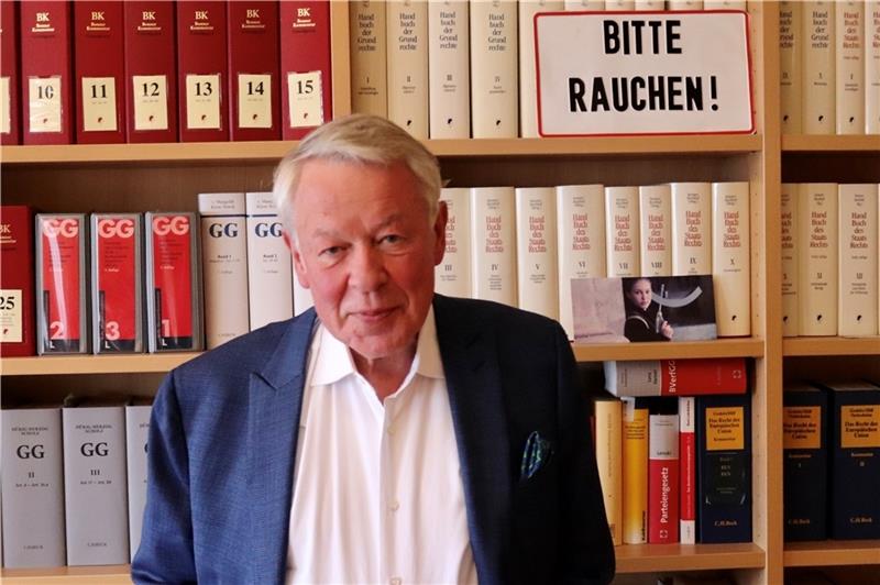 Gerhard Strate in der Bibliothek seiner Kanzlei in der Hamburger Innenstadt. Foto: Markus Lorenz