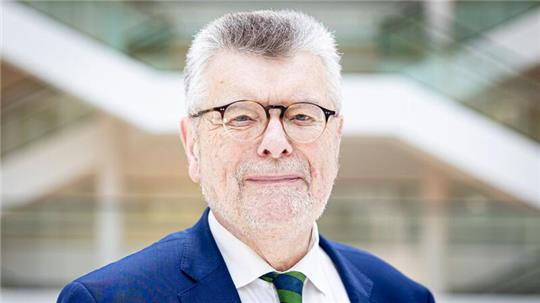 Gerhard Wegner, niedersächsischer Antisemitismusbeauftragter, steht im Landtag.