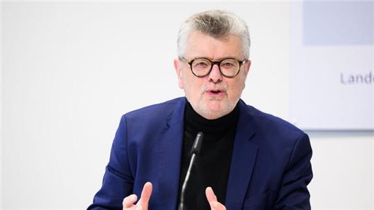 Gerhard Wegner spricht bei einer Kabinettspressekonferenz.