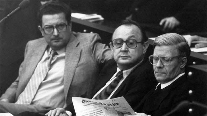 Gerhart Baum, das linksliberale Gewissen der FDP Gerhart Baum (links) mit Hans-Dietrich Genscher und Helmut Schmidt auf der Regierungsbank in Bonn. (Archivbild)