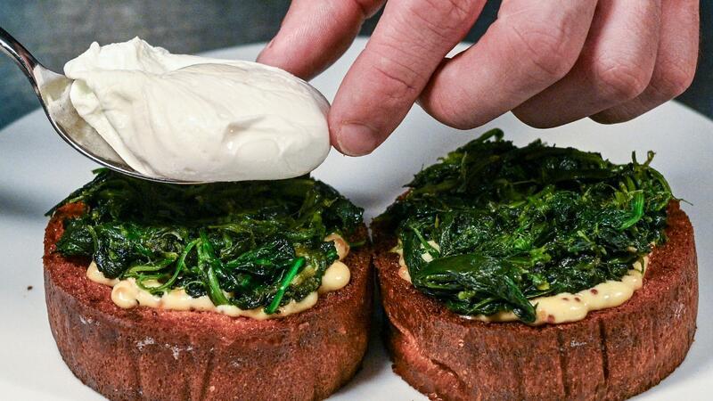 Von Ostereiern bis Eggs Benedict: Bemalt, beliebt - gesund? Gerichte wie Eggs Benedict aus pochierten Eiern sind in Frühstückslokalen beliebt.