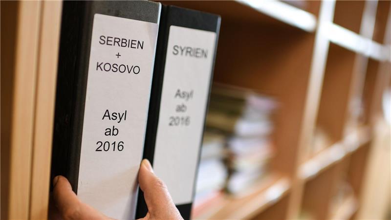 Gerichte heben nur noch relativ wenige Asylbescheide auf Gerichtliche Asylklageverfahren dauerten zuletzt im Schnitt 16,6 Monate. In Eilverfahren entschieden die Gerichte innerhalb von 32 bis 38 Tagen. Anhängig waren bundesweit zuletzt rund 136.000 Asylklagen. (Symbolbild)