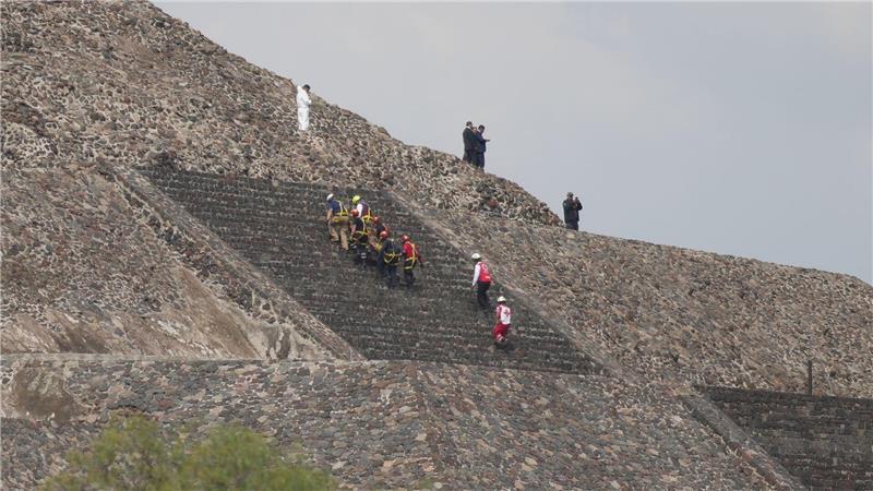Gerichtsmediziner entfernen die Leiche eines Opfers von einer Pyramide in Mexiko, nachdem ein Bewaffneter hier das Feuer eröffnet hatte.