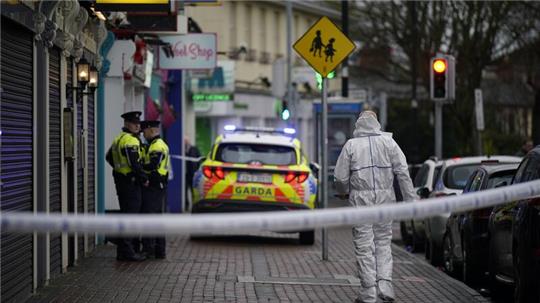 Gerichtsmediziner und Polizisten am Tatort - ein Restaurant im Vorort Blanchardstown.