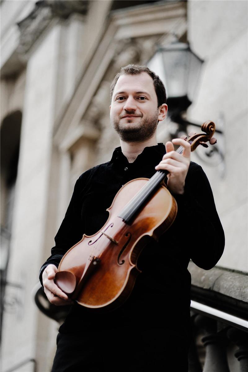 Pianist David Tonojan: Von Himmelpforten nach Stockholm German Tcakulov ist Professor für Viola in Salzburg. Zusammen mit David Tonojan gibt er am Sonntag ein Konzert in Stade.