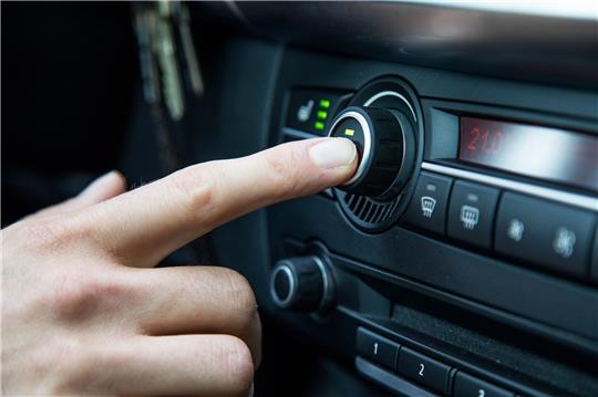 Gerne kühl, aber nicht zu kalt: Der Innenraum des Autos sollte im Sommer nicht zum Eisschrank werden. Foto: Christin Klose/dpa-tmn