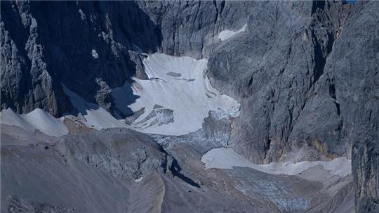 Geröll und Schneereste liegen auf dem Höllentalferner unterhalb der Zugspitze.