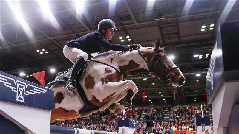 Gerrit Nieberg auf Ping Pong van de Lentamel springt im Ersten Umlauf beim Longines Fei Jumping World Cup in Leipzig.