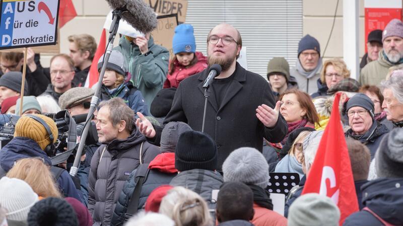 Gerrit Steffens bei der von ihm initiierten Kundgebung für Demokratie und Menschenrechte. 2500 Menschen demonstierten in der Altstadt in Buxtehude.