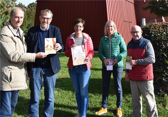 Gert Dahms (OONAG, links) sowie Janette Hagedoorn-Schüch vom Naturschutzamt und Rainer von Brook vom BUND (rechts) nehmen Pastor Olaf Prigge und Sabine Schliecker von St. Bartholomäus in die Mitte. Foto: Vasel