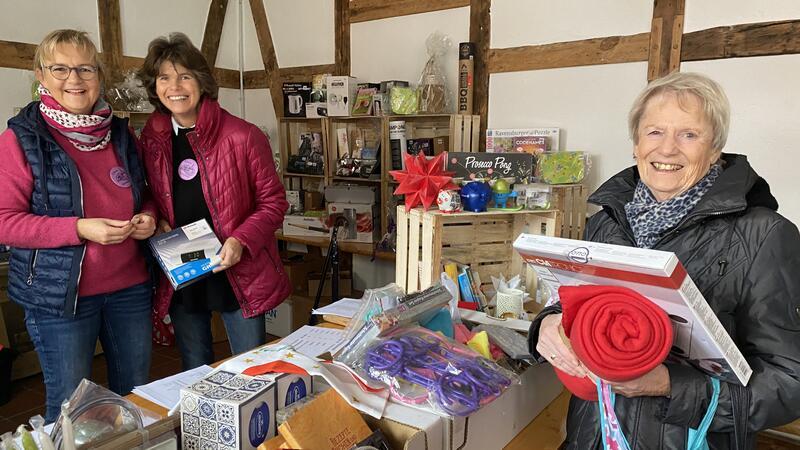 Gerta Bardenhagen aus Dollern hat Losglück bei der Tombola zum Matthiasmarkt.