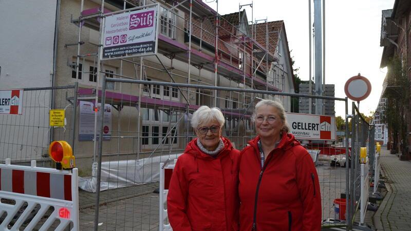 „Ich wollte nicht alleine alt werden“: Alte Druckerei wird Vorzeige-Wohnprojekt Gertraud Beier und Birte Riel vor dem „Haus der Horizonte“ in der Freiburger Hauptstraße.