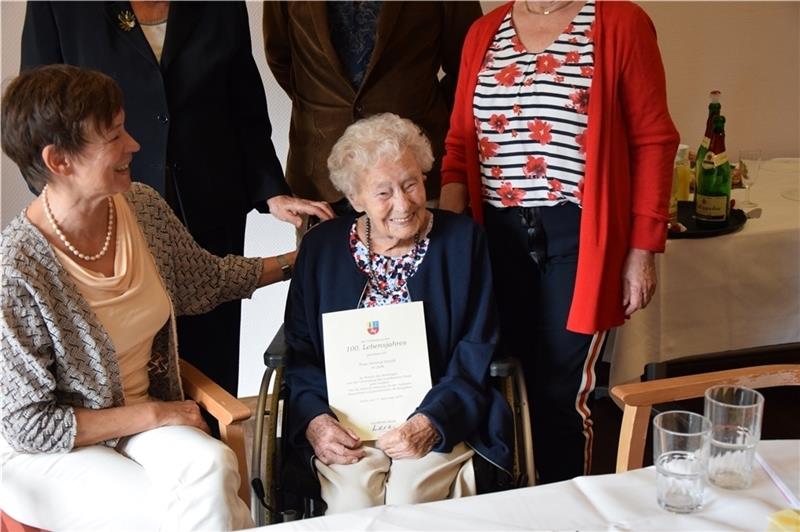 Gertrud Feindt hat gestern im Kreise ihrer Familie ihren 100. Geburtstag gefeiert. Fotos: Battmer