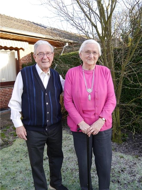 Gertrud und Rolf Oelsen feiern heute nicht nur ihre Eiserne Hochzeit, sondern gleichzeitig auch den 91. Geburtstag von Rolf Oelsen. Foto: Umland