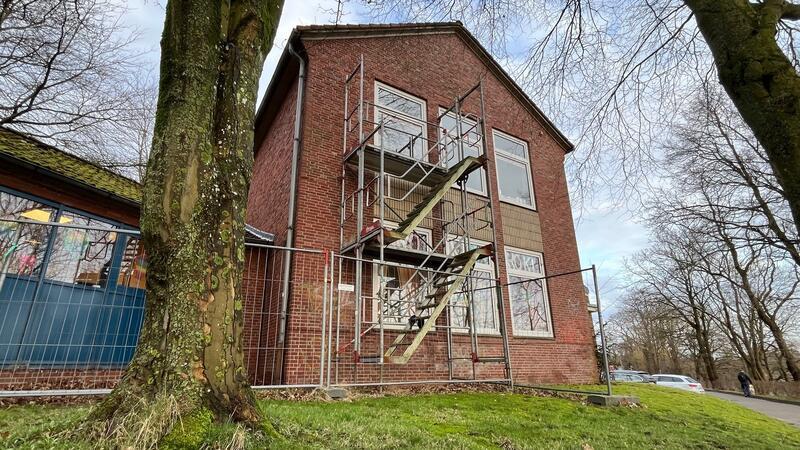 Nächste Eltern auf Barrikaden: Klage über Schimmel und Raumnot Gerüst als Brandschutz-Provisorium: Blick auf eine weitere Fluchttreppe der Grundschule am Leineweberstieg in Horneburg.