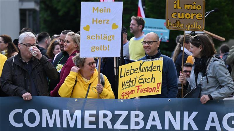 Commerzbank vereint gegen Übernahme-Pläne Gesamtbetriebsrat und Verdi hatten zu Protesten gegen eine mögliche Übernahme des Frankfurter Dax-Konzerns durch die italienische Unicredit aufgerufen