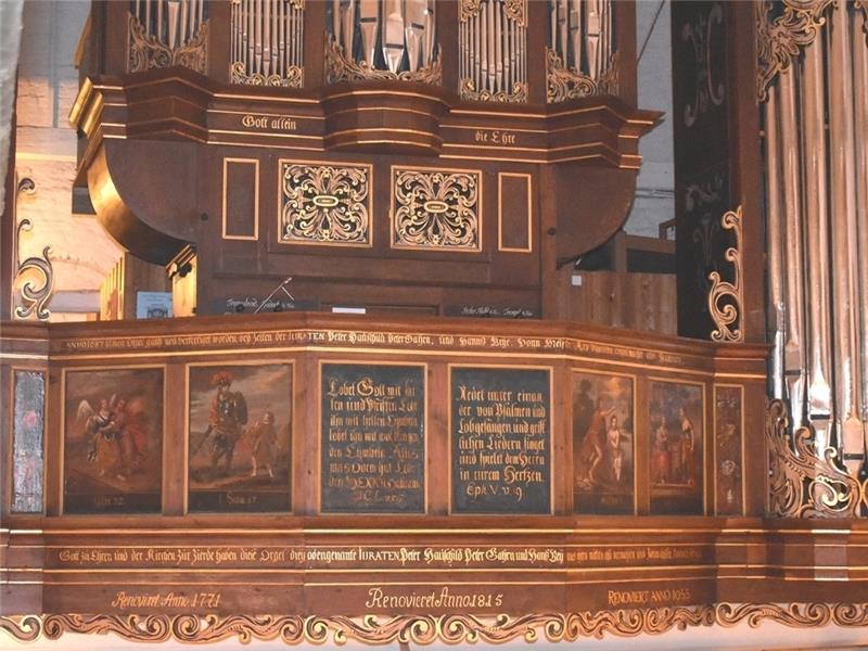 Gesamtkunstwerk: Die vier Bilder an der Empore der Arp-Schnitger-Orgel von 1685/1687 in der St. Martini et Nicolai-Kirche in Steinkirchen zeigen die biblischen Motive „Engel und Jakob“ und „David und Goliath“ (link Seite) sowie „Taufe Jesu“