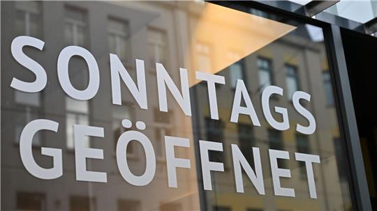 Geschäfte dürfen vom 15. März bis 31. Oktober in Schleswig-Holstein in touristisch bedeutsamen Regionen auch am Sonntag öffnen. (Archivbild)