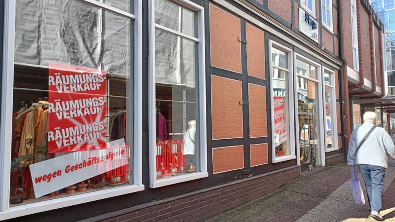 Geschäftsaufgabe in der City: an der Ecke Große Schmiedestraße, Goos steht bald der nächste Laden leer.