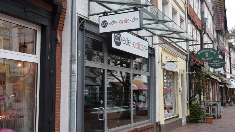Ladensterben in Buxtehude: Diese Geschäfte sind schon dicht – oder schließen Filiale der Kette Edel-Optics und das inhabergeführte Geschäft Der Stoffladen BM in der Altstadt von Buxtehude.