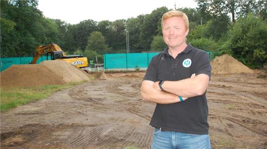 Geschäftsführer Benjamin Wutzke auf der Baustelle.