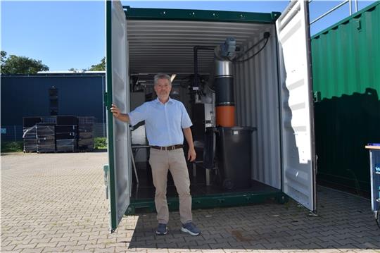 Geschäftsführer Carsten Ruck an einer Wasseraufbereitungsanlage für einen Campingplatz bei Avignon (Frankreich). Foto: Sulzyc