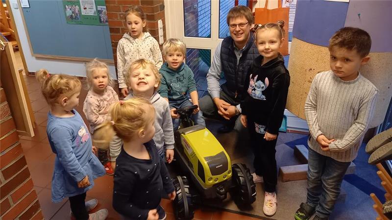 Kreatives zur Kirsche: Kreisbauernverband zeichnet engagierte Kindergärten aus Geschäftsführer Christoph Wilkens besucht den Kindergarten Balje, um den neuen Trettrecker zu überreichen