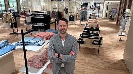 Geschäftsführer Fabian Stackmann im Erdgeschoss des Modehauses Stackmann an der Langen Straße. 1200 Quadratmeter werden im laufenden Betrieb umgebaut.