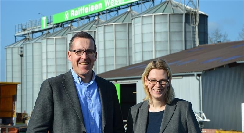 Geschäftsführer Hauke Bronsema und Marketingchefin Linda von Glahn am Hauptsitz der Raiffeisen Weser-Elbe in Bad Bederkesa. Foto von Allwörden