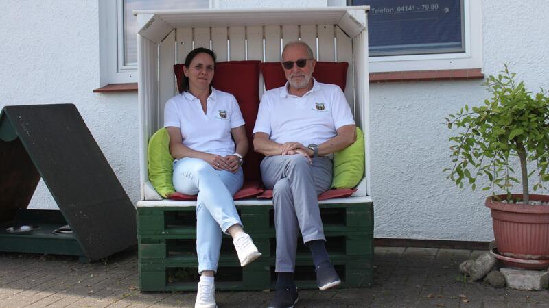 Geschäftsführer Heinz Ulrich Kraus und seine zukünftige Nachfolgerin Janine Hassels freuen sich über eine gute Auslastung im Feriendorf Altes Land in Twielenfleth.