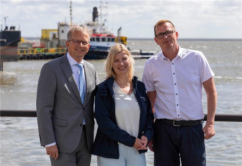 Geschäftsführer Holger Banik (von links) und das Leitungsteam von NPorts für Cuxhaven und Stade mit Alexandra Brandt (stvellvertretende Niederlassungsleiterin) sowie Knut Kokkelink (Niederlassungsleiter).