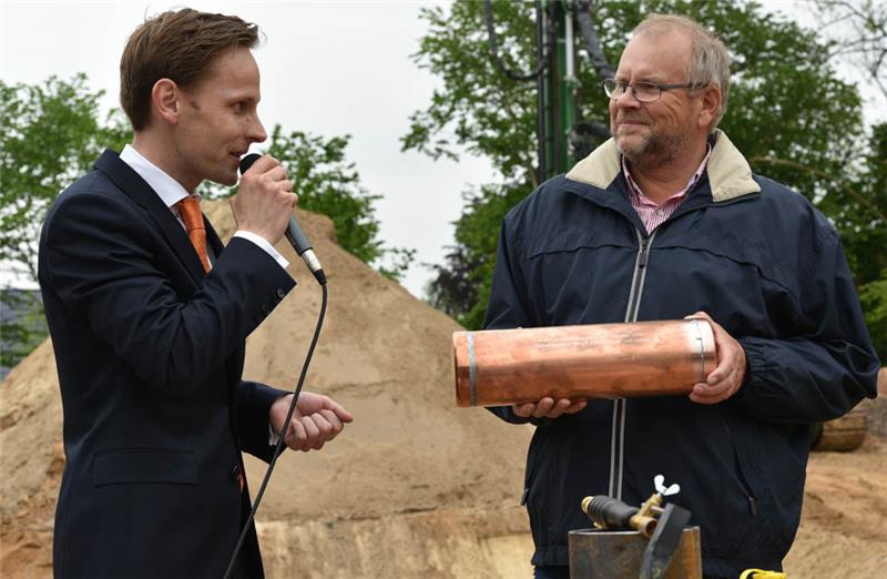 Grundsteinlegung für "HW3" am Hohenwedel Geschäftsführer Hubertus Heuermann vom Bauträger „ceti GmbH“ hat am Freitagnachmittag den Grundstein für das Wohn- und Geschäftshaus „HW3“ am Hohenwedeler Weg gelegt. Foto Beneke