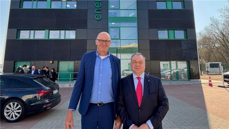 Geschäftsführer Jens Saß (links) und Gesellschafter Nicolas Mohr stehen vor dem Neubau des Medizintechnik-Unternehmens Implantcast.