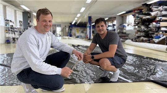 Geschäftsführer Morten Nickel (links) und Segelmachermeister Lennard Peilicke in der Stader Segelwerkstatt.